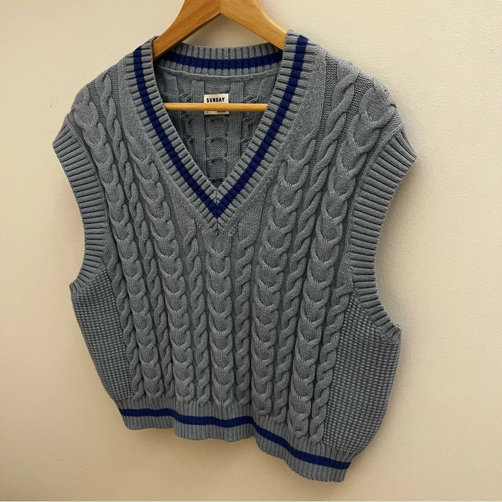 Aritzia Sunday Best Cable Knit Collegiate V-Neck Sweater Vest M - Picture 2 of 5